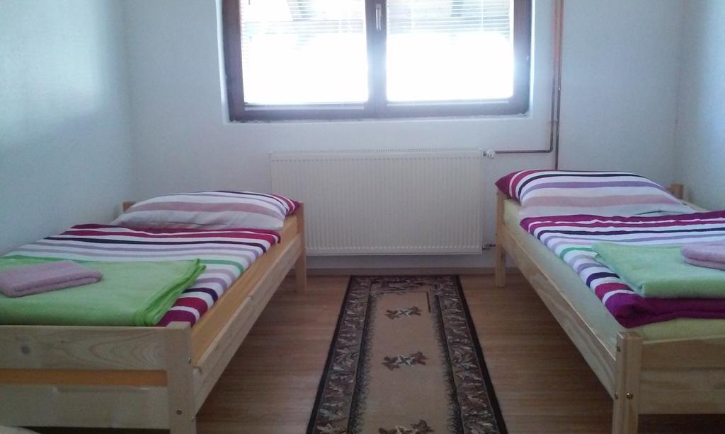 Apartment Laura Gračac Esterno foto