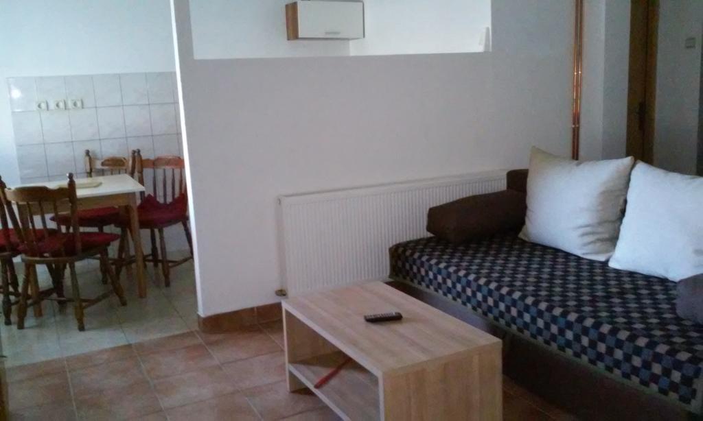 Apartment Laura Gračac Esterno foto